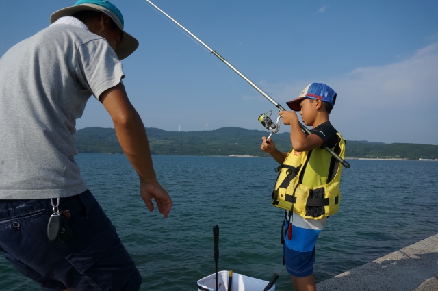 海釣りする子供